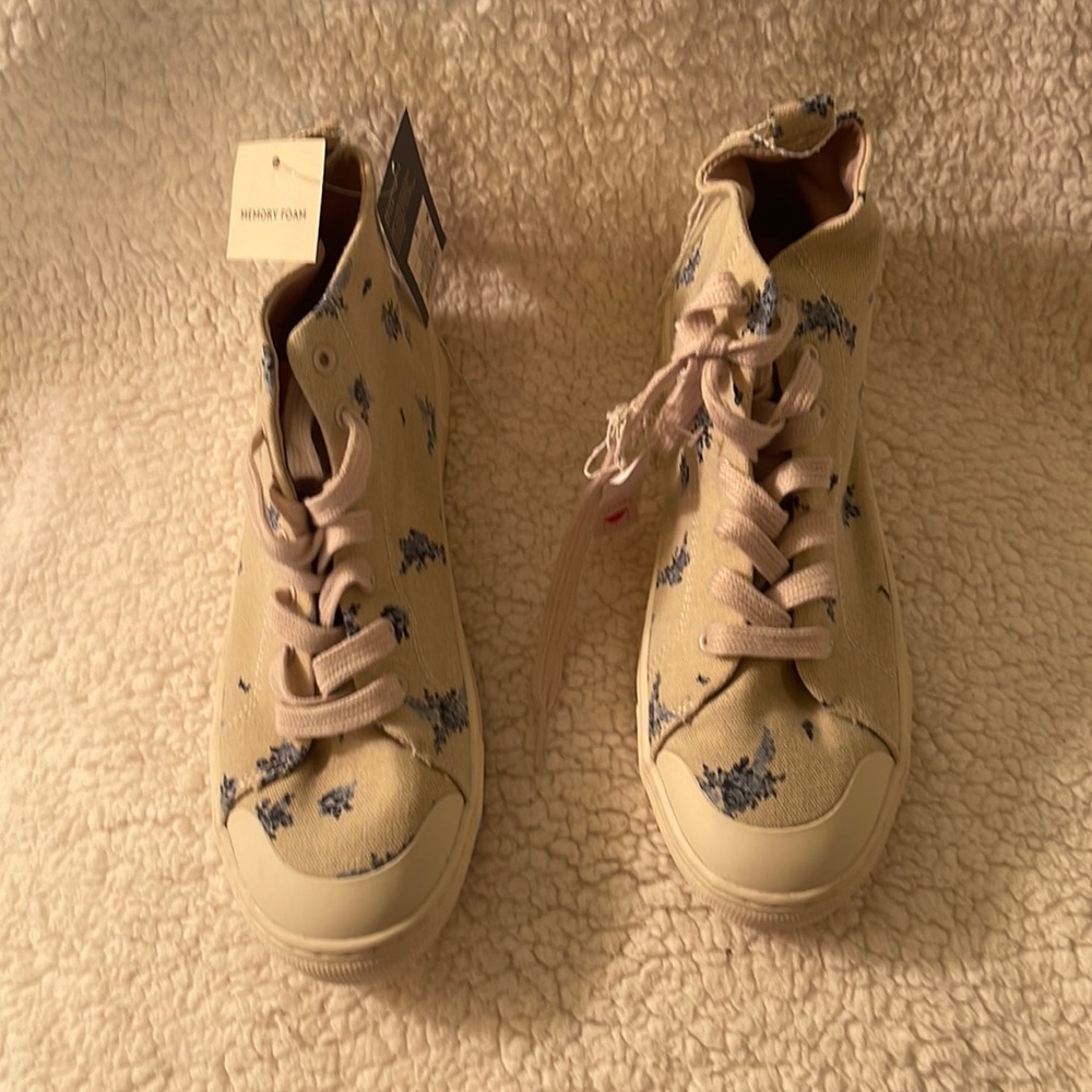 NWT Super cute Universal Thread high top sneakers.